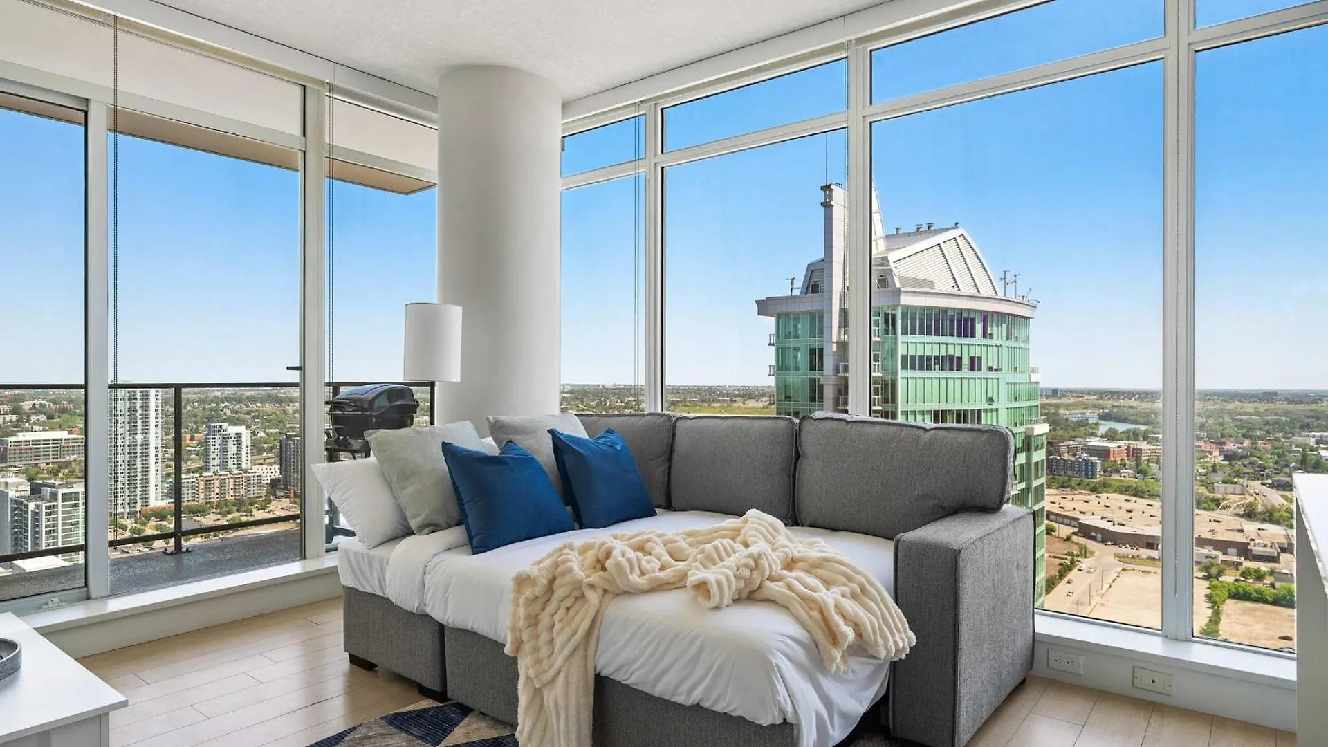 The Getaway Next To Stampede 2Br Suite Downtown YYC 0*,  Canada